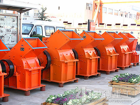 不僅可用于破碎生產(chǎn)線、制砂生產(chǎn)線，也可在選礦生產(chǎn)線中替代圓錐破碎機(jī)。下面我們就具體來(lái)看錘式破碎機(jī)應(yīng)用于哪些方面？